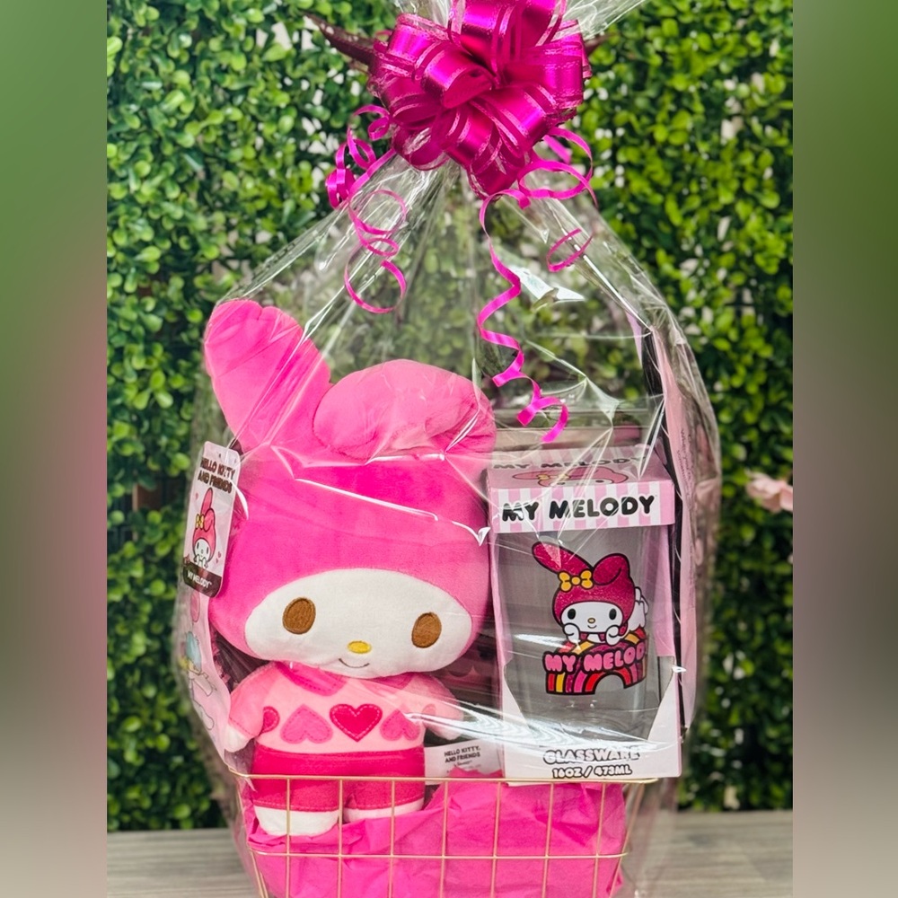 New My Melody Valentines Gift Basket - Picture 1 of 5